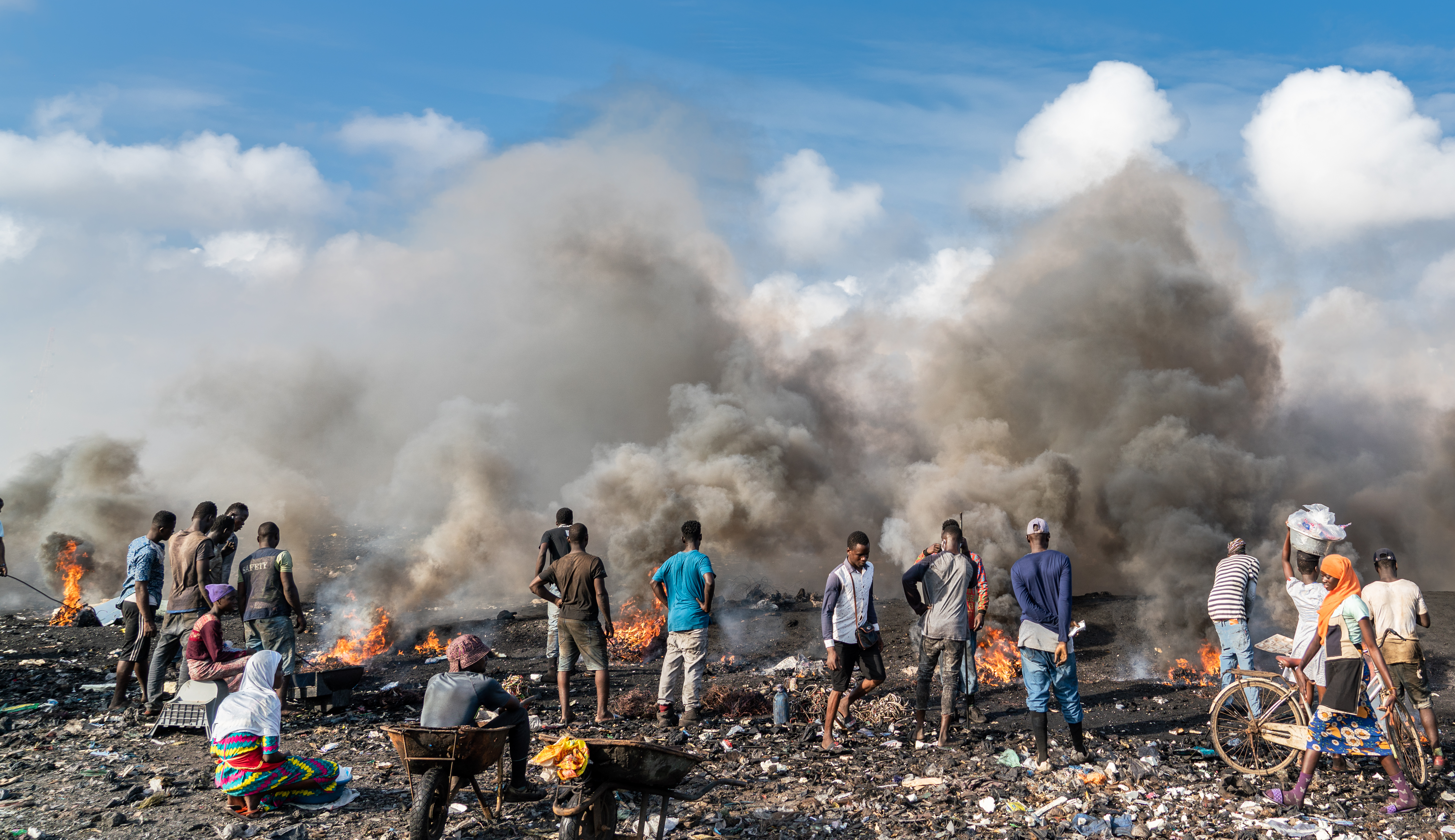 Trabajadores en el vertedero de Agbogbloshie, Ghana