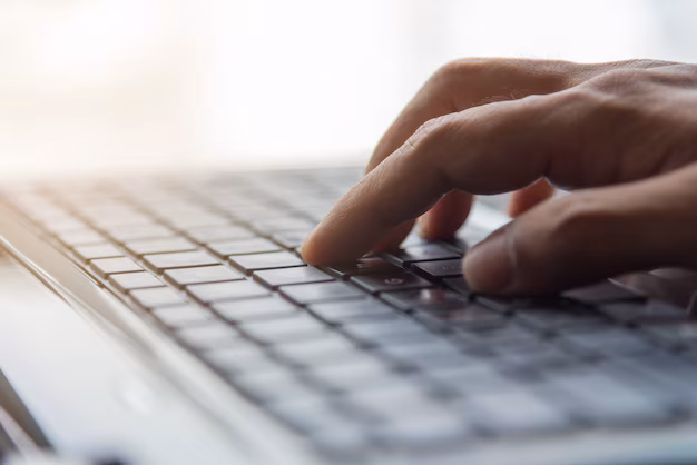 Primer plano de manos tecleando